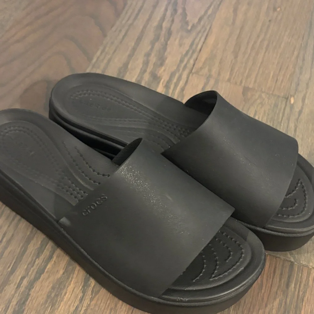 CROCS Brooklyn Slide Wedge Black Size 7 - LIKE NEW - Picture 9 of 9